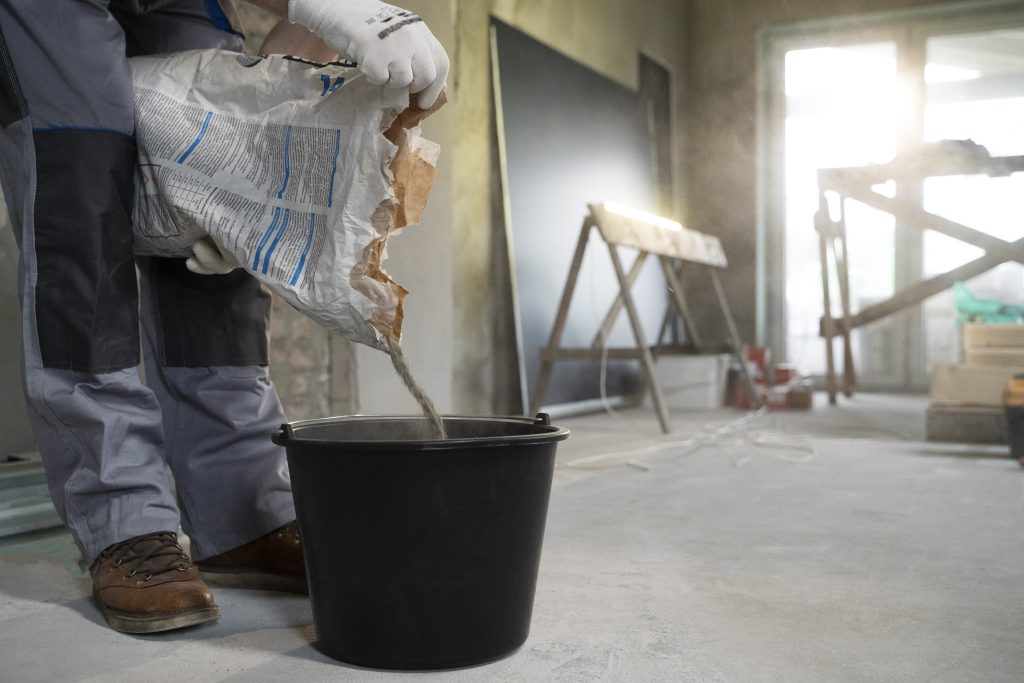 # Argamassa Autonivelante: mais eficiência, agilidade e precisão no nivelamento de pisos

A **argamassa autonivelante** é uma solução desenvolvida para regularizar e nivelar pisos com mais praticidade, principalmente em obras que precisam preparar a superfície antes da instalação do revestimento final.

Devido à sua elevada fluidez, o material consegue se distribuir de maneira uniforme sobre a base. Dessa forma, contribui para corrigir pequenas irregularidades e criar uma superfície mais plana e adequada para as próximas etapas da construção.

Além disso, a **Argamassa Autonivelante Supermix** pode contribuir para aumentar a produtividade da obra, já que reduz a necessidade de alguns processos manuais utilizados no nivelamento convencional.

Consequentemente, construtoras, engenheiros e profissionais da construção encontram uma solução eficiente para projetos que exigem regularização, produtividade e melhor preparação dos pisos.

## O que é argamassa autonivelante?

A **argamassa autonivelante** é um material cimentício de alta fluidez utilizado principalmente para regularizar e nivelar pisos e contrapisos.

Depois de aplicada sobre uma superfície corretamente preparada, sua consistência permite que o material se espalhe com facilidade pela área. Assim, pequenas diferenças de nível e irregularidades podem ser corrigidas com maior eficiência.

Além disso, o autonivelamento facilita a criação de uma superfície mais uniforme. Por esse motivo, a solução pode ser utilizada na preparação de bases que posteriormente receberão diferentes tipos de revestimentos.

Entretanto, a utilização adequada depende das condições da superfície, da espessura necessária e das características específicas de cada projeto.

Por isso, antes da aplicação, é importante avaliar tecnicamente a obra e definir a solução mais apropriada.

## Para que serve a argamassa autonivelante?

A principal função da **argamassa autonivelante** é regularizar superfícies horizontais e preparar o piso para receber o acabamento previsto no projeto.

Em outras palavras, o material ajuda a criar uma base mais plana antes da instalação do revestimento final.

Essa preparação é especialmente importante porque determinados tipos de acabamento podem evidenciar ondulações, diferenças de nível ou outras imperfeições existentes no contrapiso.

Dessa maneira, a utilização da argamassa autonivelante pode facilitar a instalação de diferentes revestimentos, como:

* pisos vinílicos;
* porcelanatos;
* revestimentos cerâmicos;
* pisos laminados;
* revestimentos resinados;
* pisos elevados;
* outros sistemas compatíveis com a solução adotada.

Além disso, uma superfície corretamente nivelada pode tornar as etapas posteriores da obra mais organizadas e previsíveis.

## Quais são as principais vantagens da argamassa autonivelante?

A utilização da **argamassa autonivelante** oferece benefícios importantes para diferentes tipos de obra.

### Maior agilidade na execução

Primeiramente, sua elevada fluidez facilita a distribuição do material pela superfície.

Dessa forma, torna-se possível trabalhar áreas maiores com maior eficiência, reduzindo determinadas etapas manuais de espalhamento e nivelamento.

Consequentemente, a equipe pode ganhar produtividade durante a preparação do piso.

### Melhor regularização da superfície

Outra vantagem está na capacidade de preencher pequenas irregularidades presentes na base.

Assim, a argamassa contribui para criar uma superfície mais uniforme antes da instalação do revestimento.

Além de facilitar a execução, essa regularidade pode ajudar a evitar correções posteriores relacionadas às condições do contrapiso.

### Mais produtividade no canteiro de obras

A produtividade representa um fator cada vez mais importante na construção civil.

Nesse sentido, soluções que simplificam processos podem contribuir significativamente para o andamento do cronograma.

Como a argamassa autonivelante possui características que favorecem o espalhamento e o nivelamento, sua aplicação pode reduzir a necessidade de procedimentos manuais mais demorados.

Dessa maneira, a equipe consegue direcionar esforços para outras etapas da obra.

### Preparação para diferentes tipos de revestimento

Além disso, a argamassa autonivelante pode fazer parte da preparação de superfícies destinadas a diferentes acabamentos.

Entretanto, cada revestimento possui características próprias. Portanto, é fundamental respeitar as especificações técnicas do sistema e avaliar previamente as condições da base.

## Onde utilizar argamassa autonivelante?

A **argamassa autonivelante** pode ser aplicada em diferentes tipos de empreendimento, desde que o projeto e a condição da superfície sejam compatíveis com essa solução.

Entre as possibilidades estão:

* edifícios residenciais;
* empreendimentos comerciais;
* escritórios;
* lojas;
* áreas administrativas;
* hospitais e clínicas;
* escolas;
* hotéis;
* reformas;
* projetos de adequação de pisos.

Além disso, pode ser utilizada tanto em obras novas quanto em determinados projetos de recuperação ou preparação de superfícies existentes.

No entanto, antes de definir o produto, é importante verificar fatores como espessura necessária, condição da base, acabamento previsto e exigências técnicas do projeto.

## Argamassa autonivelante e argamassa para contrapiso: quais são as diferenças?

Embora estejam relacionadas à execução e preparação de pisos, existem diferenças importantes entre a **argamassa autonivelante** e outros tipos de **argamassa para contrapiso**.

A argamassa utilizada em contrapisos convencionais pode apresentar consistência mais seca ou semiplástica, dependendo da solução adotada. Além disso, pode ser indicada para situações que exigem preenchimento, regularização de maiores espessuras ou criação de determinados caimentos.

Por outro lado, a argamassa autonivelante possui elevada fluidez. Consequentemente, consegue se espalhar mais facilmente pela superfície.

Assim, ela se destaca principalmente em aplicações que exigem maior regularidade e preparação do piso antes da instalação do revestimento.

Entretanto, isso não significa que uma solução substitua automaticamente a outra.

Na prática, a escolha entre argamassa autonivelante e **argamassa para contrapiso** deve considerar:

* espessura necessária;
* condição da superfície;
* tamanho da área;
* diferenças existentes no nível;
* revestimento final;
* prazo disponível;
* requisitos técnicos do projeto.

Portanto, uma análise técnica é essencial para definir a solução mais eficiente para cada situação.

## Quando utilizar argamassa autonivelante?

A argamassa autonivelante pode ser indicada principalmente quando o projeto exige uma superfície mais regular antes da aplicação do acabamento.

Por exemplo, pisos que receberão revestimentos sensíveis às irregularidades da base podem exigir um processo cuidadoso de nivelamento.

Além disso, a solução pode ser interessante quando a obra busca melhorar a produtividade durante a preparação do contrapiso.

Entretanto, antes da aplicação, alguns fatores devem ser avaliados.

É necessário verificar, por exemplo:

* resistência da base;
* presença de fissuras;
* diferenças de nível;
* espessura necessária;
* umidade da superfície;
* acabamento que será instalado.

Dessa forma, é possível definir corretamente o sistema de preparação e reduzir o risco de problemas durante as próximas etapas.

## Como é feita a aplicação da argamassa autonivelante?

Antes de aplicar a **argamassa autonivelante**, é fundamental preparar corretamente a superfície.

Primeiramente, a base deve passar por uma avaliação para identificar irregularidades, contaminantes ou outros fatores que possam interferir no desempenho do sistema.

Além disso, poeira, resíduos e materiais soltos precisam receber o tratamento adequado.

Posteriormente, conforme as especificações do projeto e do produto, inicia-se a aplicação da argamassa.

Por possuir alta fluidez, o material se distribui pela superfície com maior facilidade.

Dependendo das características da obra, a aplicação pode ocorrer por diferentes métodos previstos tecnicamente.

Em seguida, devem ser respeitados os procedimentos relacionados ao acabamento e ao período necessário antes da execução das próximas etapas.

Portanto, tanto a preparação da base quanto a aplicação correta são fundamentais para obter um bom resultado.

## Argamassa autonivelante ou contrapiso convencional: qual utilizar?

A resposta depende diretamente das características da obra.

Em situações que exigem grandes correções de altura, preenchimento ou criação de caimentos específicos, determinados sistemas de contrapiso podem oferecer melhores condições de execução.

Por outro lado, quando a necessidade principal envolve regularizar a superfície e preparar o piso para receber determinado revestimento, a **argamassa autonivelante** pode apresentar vantagens importantes.

Além disso, as duas soluções podem fazer parte de um mesmo sistema construtivo.

Por exemplo, inicialmente uma **argamassa para contrapiso** pode executar a regularização principal. Posteriormente, um sistema autonivelante pode complementar a preparação da superfície.

Dessa forma, diferentes materiais desempenham funções específicas dentro do projeto.

## Qual é a diferença entre argamassa autonivelante e argamassa para reboco?

A **argamassa para reboco** e a argamassa autonivelante possuem aplicações bastante diferentes.

Enquanto a argamassa para reboco é utilizada principalmente para revestir e regularizar paredes e outras superfícies verticais, a argamassa autonivelante atua predominantemente em pisos e superfícies horizontais.

Além disso, a consistência dos materiais também apresenta diferenças importantes.

A **argamassa para reboco** precisa possuir características adequadas à aplicação em paredes. Já a solução autonivelante apresenta alta fluidez justamente para facilitar sua distribuição sobre o piso.

Portanto, embora ambos os materiais façam parte da categoria de argamassas utilizadas na construção civil, cada solução deve ser escolhida de acordo com sua função específica.

## Argamassa autonivelante e concreto armado possuem a mesma função?

Não. Embora os dois materiais possam aparecer em um mesmo empreendimento, possuem funções diferentes na construção.

O **concreto armado** desempenha principalmente uma função estrutural.

Ele está presente, por exemplo, em:

* lajes;
* vigas;
* pilares;
* fundações;
* elementos estruturais diversos.

Já a argamassa autonivelante atua principalmente na regularização e preparação da superfície do piso.

Por exemplo, depois da execução de uma laje em **concreto armado**, outras etapas podem ser necessárias até que a superfície esteja pronta para receber o revestimento final.

Assim, o concreto fornece a estrutura necessária para a edificação, enquanto a argamassa autonivelante pode contribuir para preparar determinados pisos para as etapas de acabamento.

Consequentemente, os produtos não devem ser tratados como substitutos, mas como materiais que podem exercer funções complementares dentro da construção.

## A argamassa autonivelante pode ajudar a reduzir retrabalhos?

A preparação correta do piso é uma etapa importante para a qualidade das próximas fases da obra.

Quando existem ondulações ou diferenças de nível, por exemplo, a instalação do revestimento pode se tornar mais complexa.

Além disso, determinados acabamentos podem evidenciar imperfeições existentes na base.

Nesse contexto, a **argamassa autonivelante** pode contribuir para criar uma superfície mais regular antes da instalação do revestimento.

Consequentemente, quando corretamente especificada e aplicada, a solução pode diminuir a necessidade de determinados ajustes posteriores relacionados ao nivelamento.

No entanto, para obter esse resultado, é indispensável respeitar as condições da base e todas as especificações técnicas do projeto.

## Argamassa autonivelante pode otimizar o cronograma da obra?

O cronograma é um dos principais pontos de atenção em qualquer empreendimento.

Por isso, sistemas capazes de racionalizar determinadas etapas podem contribuir para melhorar a produtividade geral do projeto.

A elevada fluidez da argamassa autonivelante facilita sua aplicação e distribuição sobre a superfície.

Além disso, dependendo das condições do empreendimento, o processo pode exigir menos intervenções manuais quando comparado a métodos tradicionais de regularização.

Dessa forma, o planejamento adequado da aplicação pode contribuir para uma sequência mais eficiente das etapas relacionadas aos pisos e revestimentos.

Entretanto, fatores como preparação da base, logística, equipe, área de aplicação e condições da obra também devem ser considerados.

## Como escolher a argamassa correta para cada etapa da obra?

Cada etapa da construção possui necessidades específicas.

Por isso, não existe uma única argamassa indicada para todas as aplicações.

Uma **argamassa para reboco**, por exemplo, possui características relacionadas ao revestimento de paredes.

Já a **argamassa para contrapiso** pode atender diferentes necessidades de preparação e regularização da base.

Por sua vez, a **argamassa autonivelante** se destaca principalmente quando o projeto exige maior fluidez e nivelamento da superfície.

Além disso, elementos estruturais utilizam soluções completamente diferentes, como o **concreto armado**.

Consequentemente, a escolha correta deve considerar a função de cada produto dentro do sistema construtivo.

## Por que escolher a Argamassa Autonivelante Supermix?

A Supermix oferece soluções desenvolvidas para diferentes necessidades da construção civil.

A **Argamassa Autonivelante Supermix** pode integrar projetos que buscam eficiência na preparação de pisos, maior produtividade e uma superfície adequada para as próximas etapas da obra.

Além disso, contar com uma solução adequada às características do empreendimento facilita o planejamento do processo construtivo.

Assim, construtoras, engenheiros, arquitetos e outros profissionais podem avaliar a aplicação considerando fatores como área, espessura, condição da base, revestimento final e cronograma.

## Perguntas frequentes sobre argamassa autonivelante

### O que é argamassa autonivelante?

A argamassa autonivelante é um material de alta fluidez utilizado para regularizar e nivelar superfícies horizontais, principalmente pisos e contrapisos.

### Para que serve a argamassa autonivelante?

Ela serve principalmente para preparar a superfície antes da instalação de determinados revestimentos, contribuindo para reduzir pequenas irregularidades e diferenças de nível.

### Qual a diferença entre argamassa autonivelante e argamassa para contrapiso?

A **argamassa para contrapiso** pode possuir diferentes características e aplicações. Já a solução autonivelante se diferencia principalmente pela elevada fluidez e pela capacidade de se distribuir mais facilmente pela superfície.

### Argamassa autonivelante pode ser aplicada sobre concreto?

Dependendo das condições da superfície e das especificações técnicas do sistema, bases cimentícias podem receber soluções autonivelantes após a preparação adequada.

### Argamassa autonivelante substitui concreto armado?

Não. O **concreto armado** possui principalmente função estrutural, enquanto a argamassa autonivelante atua na preparação e regularização do piso.

### Argamassa autonivelante e argamassa para reboco são iguais?

Não. A **argamassa para reboco** é indicada principalmente para paredes e superfícies verticais. Já a argamassa autonivelante é desenvolvida predominantemente para pisos.

### Onde a argamassa autonivelante pode ser utilizada?

A aplicação pode ocorrer em diferentes empreendimentos residenciais, comerciais e institucionais, desde que as condições da base e o projeto sejam compatíveis com a solução.

## Argamassa Autonivelante Supermix para o seu projeto

O nivelamento correto do piso influencia diretamente as próximas etapas da construção. Portanto, escolher uma solução compatível com as características da obra é fundamental para melhorar a produtividade e preparar adequadamente a superfície.

Nesse sentido, a **Argamassa Autonivelante Supermix** oferece uma alternativa para projetos que precisam unir praticidade, regularização e eficiência durante a preparação dos pisos.

Além disso, cada empreendimento apresenta necessidades específicas. Por isso, avaliar previamente a área, a condição da superfície, a espessura necessária e o acabamento previsto ajuda a definir a solução mais adequada.

## Solicite uma solução para sua obra

**Precisa de Argamassa Autonivelante para seu projeto?**

Entre em contato com a **Supermix** e conheça as soluções disponíveis para pisos, contrapisos e diferentes etapas da construção. Assim, sua equipe poderá avaliar as características da obra e identificar a alternativa mais adequada às necessidades do empreendimento.
